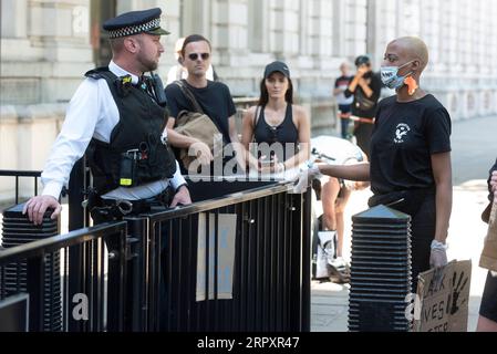 200531 -- LONDON, 31. Mai 2020 Xinhua -- Ein Polizist L spricht mit einem Demonstranten während eines Protestes über den Tod von George Floyd vor der Downing Street in London, Großbritannien, am 31. Mai 2020. Trotz des Verbots von Massenversammlungen in Großbritannien versammelten sich am Sonntag Tausende von Menschen in London und Manchester, um gegen den Tod von George Floyd zu protestieren, einem unbewaffneten schwarzen Mann, der am Montag von einem weißen Polizisten im mittleren Westen der USA in Minnesota erstickt wurde. XINHUA BRITAIN-LONDON-PROTEST-TOD VON GEORGE FLOYD PUBLICATIONXNOTXINXCHN Stockfoto