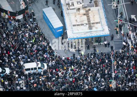 200601 -- NEW YORK, 1. Juni 2020 -- Demonstranten protestieren gegen Polizeibrutalität auf dem Times Square in Manhattan von New York, USA, 31. Mai 2020. New Yorker protestierten weiter gegen den Tod von George Floyd, als Tausende von Menschen am Sonntag auf die Straße gingen, um ihre Wut über Polizeibrutalität und Rassismus auszudrücken. US-NEW YORK-PROTEST WangxYing PUBLICATIONxNOTxINxCHN Stockfoto