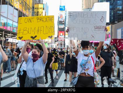 200601 -- NEW YORK, 1. Juni 2020 -- Demonstranten protestieren gegen Polizeibrutalität auf dem Times Square in Manhattan von New York, USA, 31. Mai 2020. New Yorker protestierten weiter gegen den Tod von George Floyd, als Tausende von Menschen am Sonntag auf die Straße gingen, um ihre Wut über Polizeibrutalität und Rassismus auszudrücken. US-NEW YORK-PROTEST WangxYing PUBLICATIONxNOTxINxCHN Stockfoto