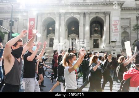 200601 -- NEW YORK, 1. Juni 2020 -- Demonstranten protestieren gegen Polizeibrutalität in Manhattan, New York, USA, 31. Mai 2020. New Yorker protestierten weiter gegen den Tod von George Floyd, als Tausende von Menschen am Sonntag auf die Straße gingen, um ihre Wut über Polizeibrutalität und Rassismus auszudrücken. US-NEW YORK-PROTEST WangxYing PUBLICATIONxNOTxINxCHN Stockfoto