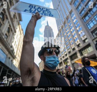 200601 -- NEW YORK, 1. Juni 2020 -- Demonstranten protestieren gegen Polizeibrutalität in Manhattan, New York, USA, 31. Mai 2020. New Yorker protestierten weiter gegen den Tod von George Floyd, als Tausende von Menschen am Sonntag auf die Straße gingen, um ihre Wut über Polizeibrutalität und Rassismus auszudrücken. US-NEW YORK-PROTEST WangxYing PUBLICATIONxNOTxINxCHN Stockfoto