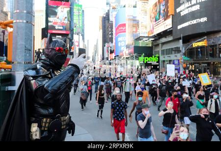 200601 -- NEW YORK, 1. Juni 2020 -- Demonstranten protestieren gegen Polizeibrutalität auf dem Times Square in Manhattan von New York, USA, 31. Mai 2020. New Yorker protestierten weiter gegen den Tod von George Floyd, als Tausende von Menschen am Sonntag auf die Straße gingen, um ihre Wut über Polizeibrutalität und Rassismus auszudrücken. US-NEW YORK-PROTEST WangxYing PUBLICATIONxNOTxINxCHN Stockfoto