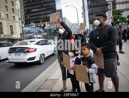 200601 -- VANCOUVER, 1. Juni 2020 -- Demonstranten versammeln sich, um Gerechtigkeit für George Floyd zu fordern, einen unbewaffneten schwarzen Mann, der am 25. Mai in Minneapolis, Kanada, an Polizeigewalt gestorben ist, am 31. Mai in Vancouver, British Columbia, Kanada. 2020. Foto: /Xinhua CANADA-VANCOUVER-RALLY LiangxSen PUBLICATIONxNOTxINxCHN Stockfoto