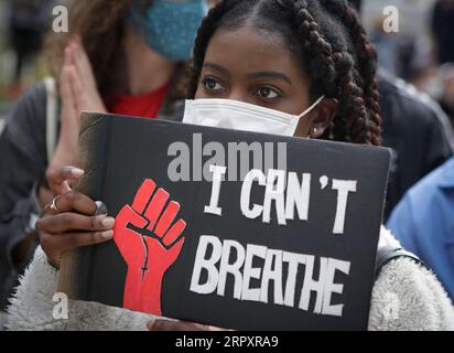 200601 -- VANCOUVER, 1. Juni 2020 -- Demonstranten versammeln sich, um Gerechtigkeit für George Floyd zu fordern, einen unbewaffneten schwarzen Mann, der am 25. Mai in Minneapolis, Kanada, an Polizeigewalt gestorben ist, am 31. Mai in Vancouver, British Columbia, Kanada. 2020. Foto: /Xinhua CANADA-VANCOUVER-RALLY LiangxSen PUBLICATIONxNOTxINxCHN Stockfoto