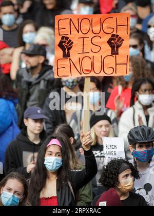 200601 -- VANCOUVER, 1. Juni 2020 -- Demonstranten versammeln sich, um Gerechtigkeit für George Floyd zu fordern, einen unbewaffneten schwarzen Mann, der am 25. Mai in Minneapolis, Kanada, an Polizeigewalt gestorben ist, am 31. Mai in Vancouver, British Columbia, Kanada. 2020. Foto: /Xinhua CANADA-VANCOUVER-RALLY LiangxSen PUBLICATIONxNOTxINxCHN Stockfoto