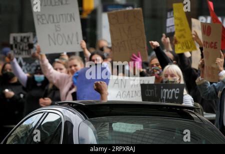 200601 -- VANCOUVER, 1. Juni 2020 -- Demonstranten versammeln sich, um Gerechtigkeit für George Floyd zu fordern, einen unbewaffneten schwarzen Mann, der am 25. Mai in Minneapolis, Kanada, an Polizeigewalt gestorben ist, am 31. Mai in Vancouver, British Columbia, Kanada. 2020. Foto: /Xinhua CANADA-VANCOUVER-RALLY LiangxSen PUBLICATIONxNOTxINxCHN Stockfoto