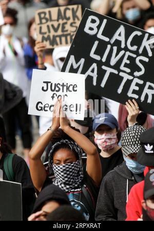 200601 -- VANCOUVER, 1. Juni 2020 -- Demonstranten versammeln sich, um Gerechtigkeit für George Floyd zu fordern, einen unbewaffneten schwarzen Mann, der am 25. Mai in Minneapolis, Kanada, an Polizeigewalt gestorben ist, am 31. Mai in Vancouver, British Columbia, Kanada. 2020. Foto: /Xinhua CANADA-VANCOUVER-RALLY LiangxSen PUBLICATIONxNOTxINxCHN Stockfoto