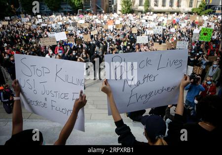 200601 -- VANCOUVER, 1. Juni 2020 -- Demonstranten versammeln sich, um Gerechtigkeit für George Floyd zu fordern, einen unbewaffneten schwarzen Mann, der am 25. Mai in Minneapolis, Kanada, an Polizeigewalt gestorben ist, am 31. Mai in Vancouver, British Columbia, Kanada. 2020. Foto: /Xinhua CANADA-VANCOUVER-RALLY LiangxSen PUBLICATIONxNOTxINxCHN Stockfoto