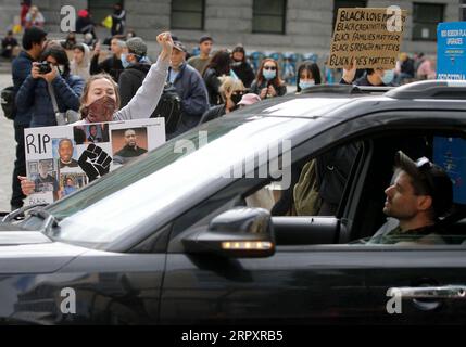 200601 -- VANCOUVER, 1. Juni 2020 -- Demonstranten versammeln sich, um Gerechtigkeit für George Floyd zu fordern, einen unbewaffneten schwarzen Mann, der am 25. Mai in Minneapolis, Kanada, an Polizeigewalt gestorben ist, am 31. Mai in Vancouver, British Columbia, Kanada. 2020. Foto: /Xinhua CANADA-VANCOUVER-RALLY LiangxSen PUBLICATIONxNOTxINxCHN Stockfoto