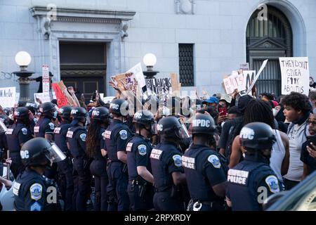 200601 -- WASHINGTON D.C., 1. Juni 2020 -- Demonstranten stellen sich der Polizei während eines Protestes über den Tod von George Floyd in Washington D.C., USA, am 31. Mai 2020. Die Proteste über den Tod von George Floyd, einem unbewaffneten schwarzen Mann, der im Polizeigewahrsam von Minneapolis getötet wurde, setzten sich in Städten in den Vereinigten Staaten fort. US-WASHINGTON D.C.-PROTEST LiuxJie PUBLICATIONxNOTxINxCHN Stockfoto