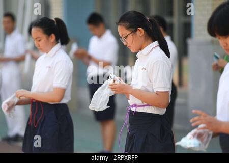 200601 -- PEKING, 1. Juni 2020 -- die Studenten legten ihre Masken in Plastiktüten, bevor sie einen Sportunterricht in Peking, Hauptstadt von China, am 1. Juni 2020 hatten. Schüler der ersten und zweiten Klasse der Oberstufe, der ersten und zweiten Klasse der Mittelstufe und der sechsten Klasse der Grundschulen kehrten für dieses Semester am Montag in Peking zur Schule zurück. CHINA-BEIJING-SCHOOLS-RE-OPEN JuxHuanzong PUBLICATIONxNOTxINxCHN Stockfoto