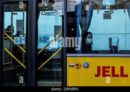 200601 -- MANILA, 1. Juni 2020 Xinhua -- Ein Passagier, der eine Gesichtsmaske trägt, wird am ersten Tag in einem Bus gesehen, als die COVID-19-Lockdown-Beschränkungen in Manila, den Philippinen, am 1. Juni 2020 weiter gelockert wurden. Der philippinische Präsident Rodrigo Duterte kündigte am 28. Mai an, ab dem 1. Juni weitere Lockdown-Beschränkungen in Metro Manila zu lockern, um die Wiedereröffnung von mehr Unternehmen und Verkehrsmitteln zu ermöglichen. Xinhua/Rouelle Umali PHILIPPINEN-MANILA-COVID-19-LOCKDOWN-EASING PUBLICATIONxNOTxINxCHN Stockfoto