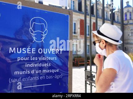 200601 -- PARIS, 1. Juni 2020 -- Ein Schild Lesemuseum eröffnet. Bitte tragen Sie eine Maske, außer für kleine Kinder, die außerhalb einer Residenz in Paris, Frankreich, am 31. Mai 2020 zu sehen ist. Frankreich wird die Coronavirus-Bekämpfung ab dem 2. Juni weiter abbauen, die 100 km lange Reisebeschränkung aufheben und die Wiedereröffnung nicht unbedingt notwendiger Unternehmen, Parks und Strände ermöglichen, teilte Premierminister Edouard Philippe am 28. Mai mit. FRANCE-PARIS-COVID-19 GaoxJing PUBLICATIONxNOTxINxCHN Stockfoto