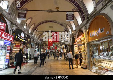 Nachrichten Themen der Woche KW23 Nachrichten Bilder des Tages 200601 -- ISTANBUL, 1. Juni 2020 Xinhua -- Menschen besuchen den Großen Basar, der am 1. Juni 2020 in Istanbul, Türkei, wieder eröffnet wurde. Der ikonische große Basar der Türkei in Istanbul öffnete seine Türen am Montag als Teil des Normalisierungsprozesses der Regierung wieder, nachdem er wegen der COVID-19-Pandemie mehr als zwei Monate geschlossen war. Foto von Osman Orsal/Xinhua TURKEY-ISTANBUL-GRAND BAZAAR-COVID-19-REOPENING PUBLICATIONxNOTxINxCHN Stockfoto