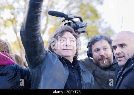 Buenos Aires, Argentinien. September 2023. Der Präsidentschaftskandidat für La Libertad Avanza, Javier Milei, nimmt seinen Wahlkampf im Vorstadtbereich von Buenos Aires im Hinblick auf die allgemeinen Wahlen am 22. Oktober wieder auf. Auf dem Foto: Javier Milei im märz. (Quelle: Esteban Osorio/Alamy Live News) Stockfoto
