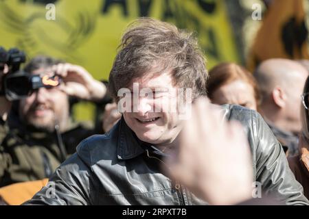 Buenos Aires, Argentinien. September 2023. Der Präsidentschaftskandidat für La Libertad Avanza, Javier Milei, nimmt seinen Wahlkampf im Vorstadtbereich von Buenos Aires im Hinblick auf die allgemeinen Wahlen am 22. Oktober wieder auf. Auf dem Foto: Javier Milei im märz. (Quelle: Esteban Osorio/Alamy Live News) Stockfoto