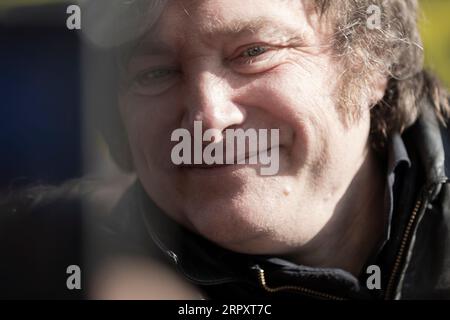 Buenos Aires, Argentinien. September 2023. Der Präsidentschaftskandidat für La Libertad Avanza, Javier Milei, nimmt seinen Wahlkampf im Vorstadtbereich von Buenos Aires im Hinblick auf die allgemeinen Wahlen am 22. Oktober wieder auf. Auf dem Foto: Javier Milei im märz. (Quelle: Esteban Osorio/Alamy Live News) Stockfoto