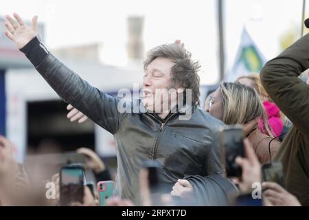 Buenos Aires, Argentinien. September 2023. Der Präsidentschaftskandidat für La Libertad Avanza, Javier Milei, nimmt seinen Wahlkampf im Vorstadtbereich von Buenos Aires im Hinblick auf die allgemeinen Wahlen am 22. Oktober wieder auf. Auf dem Foto: Javier Milei im märz. (Quelle: Esteban Osorio/Alamy Live News) Stockfoto