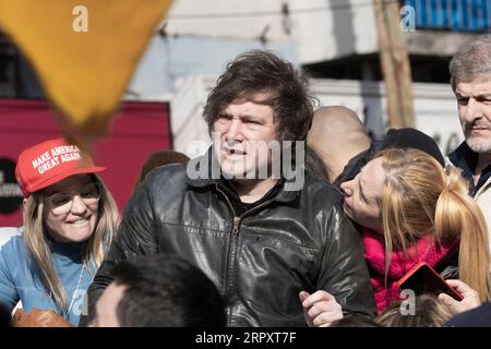 Buenos Aires, Argentinien. September 2023. Der Präsidentschaftskandidat für La Libertad Avanza, Javier Milei, nimmt seinen Wahlkampf im Vorstadtbereich von Buenos Aires im Hinblick auf die allgemeinen Wahlen am 22. Oktober wieder auf. Auf dem Foto: Javier Milei im märz. (Quelle: Esteban Osorio/Alamy Live News) Stockfoto