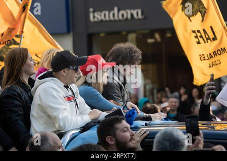 Buenos Aires, Argentinien. September 2023. Der Präsidentschaftskandidat für La Libertad Avanza, Javier Milei, nimmt seinen Wahlkampf im Vorstadtbereich von Buenos Aires im Hinblick auf die allgemeinen Wahlen am 22. Oktober wieder auf. David Adrián „El Dipy“ Martínez (L) Kandidat für den Bürgermeister von La Matanza, Carolina Píparo (C) Kandidat für den Gouverneur der Provinz Buenos Aires und Javier Milei (R). (Quelle: Esteban Osorio/Alamy Live News) Stockfoto