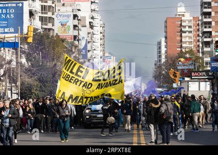 Buenos Aires, Argentinien. September 2023. Der Präsidentschaftskandidat für La Libertad Avanza, Javier Milei, nimmt seinen Wahlkampf im Vorstadtbereich von Buenos Aires im Hinblick auf die allgemeinen Wahlen am 22. Oktober wieder auf. (Quelle: Esteban Osorio/Alamy Live News) Stockfoto