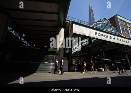 200602 -- LONDON, 2. Juni 2020 Xinhua -- Polizeibeamte gehen am 1. Juni 2020 an einem Eingang zum Borough Market in London, Großbritannien vorbei. Der britische Premierminister Boris Johnson stellte am 28. Mai einige begrenzte und vorsichtige Lockerungen der Coronavirus-Lockdown-Maßnahmen des Landes vor. Foto von Tim Ireland/Xinhua BRITAIN-LONDON-COVID-19-BOROUGH MARKET PUBLICATIONxNOTxINxCHN Stockfoto