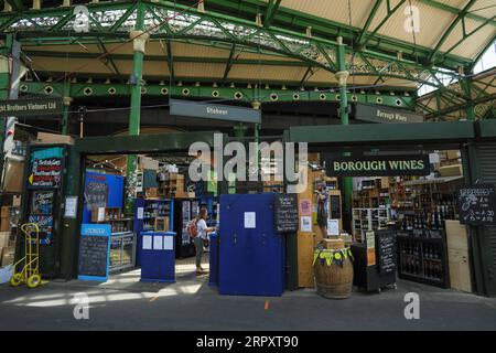 200602 -- LONDON, 2. Juni 2020 Xinhua -- Eine Person kauft am 1. Juni 2020 an einem Stand im Borough Market in London, Großbritannien. Der britische Premierminister Boris Johnson stellte am 28. Mai einige begrenzte und vorsichtige Lockerungen der Coronavirus-Lockdown-Maßnahmen des Landes vor. Foto von Tim Ireland/Xinhua BRITAIN-LONDON-COVID-19-BOROUGH MARKET PUBLICATIONxNOTxINxCHN Stockfoto