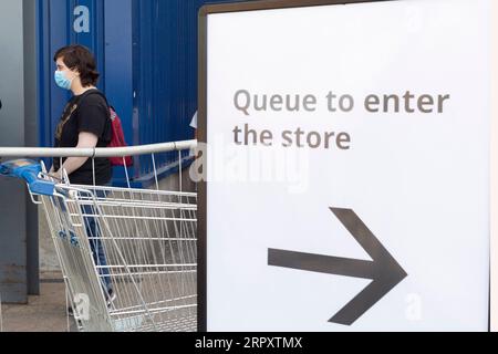 200602 – LONDON, 2. Juni 2020 Xinhua – Ein Kunde distanziert sich in sozialen Netzwerken, während er sich vor dem IKEA-Store in Wembley, London, Großbritannien, am 2. Juni 2020 anmeldet. Foto von Ray Tang/Xinhua BRITAIN-LONDON-COVID-19-IKEA-REOPENING PUBLICATIONxNOTxINxCHN Stockfoto