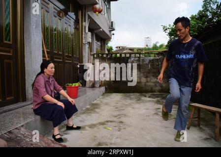 200603 -- RUIAN, 3. Juni 2020 -- Peng Xiaoying L und Fan Deduo choreografieren einen Tanz in ihrem Innenhof im Dorf Xia ao der Gemeinde Mayu in Ruian, Ostchinesische Provinz Zhejiang, 1. Juni 2020. Wenn sie mit der Arbeit auf der Farm fertig sind, haben Fan Deduo und seine Frau Peng Xiaoying ein großes Hobby -- Choreografieren von Tänzen und Ausprobieren. Vor 18 Jahren wurde Fan bei einem Verkehrsunfall verletzt und das Trauma führte zu Depressionen. 2016 entschied er sich, mit Depressionen fertig zu werden, indem er mit Peng tanzen lernte. Das Paar betreibt nun einen abendlichen Livestream-Kanal auf der Videoplattform Tik to Stockfoto