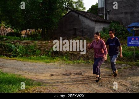 200603 -- RUIAN, 3. Juni 2020 -- Peng Xiaoying L und Fan Deduo tanzen im Dorf Xia ao der Gemeinde Mayu in Ruian, ostchinesische Provinz Zhejiang, 1. Juni 2020. Wenn sie mit der Arbeit auf der Farm fertig sind, haben Fan Deduo und seine Frau Peng Xiaoying ein großes Hobby -- Choreografieren von Tänzen und Ausprobieren. Vor 18 Jahren wurde Fan bei einem Verkehrsunfall verletzt und das Trauma führte zu Depressionen. 2016 entschied er sich, mit Depressionen fertig zu werden, indem er mit Peng tanzen lernte. Das Paar betreibt nun einen abendlichen Livestream-Kanal auf der Videoplattform Tik Tok und zeigt seinen neuen Tanz Stockfoto