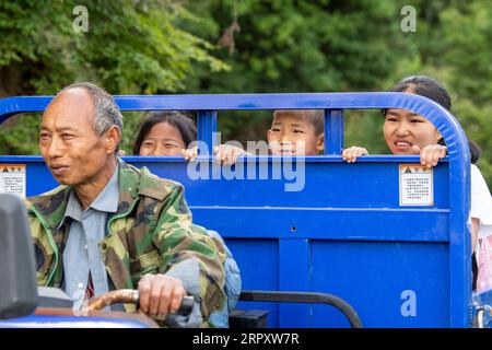 200603 -- LINGCHUAN, 3. Juni 2020 -- Qin Chunlan, Qin Qiulan und Qin XingWang bringen das Dreirad ihres Vaters am 2. Juni 2020 zum Mawuzhai Internat im Lingchuan County in der nordchinesischen Provinz Shanxi. Am 2. Juni kehrten Qin Chunlan, Qin Qiulan und Qin XingWang zur Schule zurück. Früh am Morgen stiegen sie auf das Dreirad ihres Vaters und eilten in die Grundschule des mehr als 10 Kilometer entfernten Mawuzhai-Internats. Die Familie der drei Kinder ist der einzige Haushalt im Dorf Nanbei im Lingchuan County, und die Grundschule ist die einzige Schule im Umkreis von Dutzenden von k Stockfoto