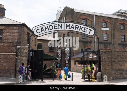 200603 -- LONDON, 3. Juni 2020 Xinhua -- Foto aufgenommen am 2. Juni 2020 zeigt den Eingang zum Camden Market in London, Großbritannien. Der britische Premierminister Boris Johnson stellte am 28. Mai einige begrenzte und vorsichtige Lockerungen der Coronavirus-Lockdown-Maßnahmen des Landes vor. Ab dem 1. Juni wurden Verkaufsräume für Außenbereiche und Autohäuser eröffnet, und andere nicht unbedingt benötigte Verkaufsräume werden am 15. Juni eröffnet. Foto von Ray Tang/Xinhua BRITAIN-LONDON-COVID-19-CAMDEN MARKET-REOPENING PUBLICATIONxNOTxINxCHN Stockfoto