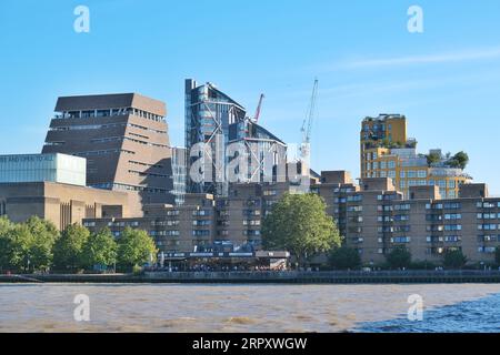 London, Großbritannien. Blick auf das Blavatnik-Gebäude und die Wohnwohnungen des Tate Modern vom Nordufer der Themse aus Stockfoto