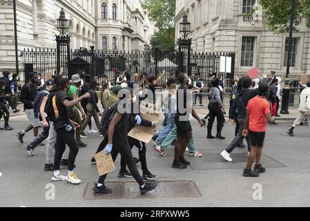 200603 -- LONDON, 3. Juni 2020 Xinhua -- Menschen nehmen an einer Demonstration in London, Großbritannien, am 3. Juni 2020 Teil. Tausende Menschen versammelten sich am Mittwoch in London, um gegen den Tod von George Floyd zu protestieren, einem unbewaffneten schwarzen Mann, der letzte Woche von einem weißen Polizeibeamten im mittleren Westen des US-Bundesstaates Minnesota erstickt wurde. Foto von Ray Tang/Xinhua BRITAIN-LONDON-FLOYD S TODESDEMONSTRATION PUBLICATIONxNOTxINxCHN Stockfoto