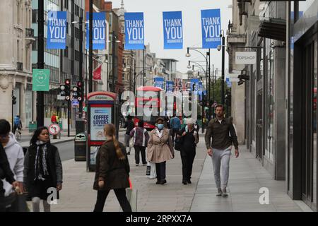 200604 -- LONDON, 4. Juni 2020 -- am 3. Juni 2020 laufen Menschen an Geschäften in der Oxford Street in London, Großbritannien vorbei. Trotz einer gedämpften Schrumpfgeschwindigkeit verzeichnete der britische verarbeitende Sektor im Mai weiterhin einen starken Abschwung, da Beschränkungen aufgrund der COVID-19-Pandemie weitere weitreichende Störungen der Wirtschaftstätigkeit verursachten, so ein am Montag veröffentlichter Bericht. Foto von /Xinhua BRITAIN-LONDON-COVID-19-ECONOMY-DOWNTURN TimxIreland PUBLICATIONxNOTxINxCHN Stockfoto