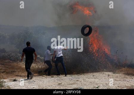 Nachrichten Bilder des Tages 200605 -- NABLUS, 5. Juni 2020 Xinhua -- palästinensische Demonstranten verbrennen bei Zusammenstößen mit israelischen Soldaten nach einem Protest gegen die israelischen Annexierungspläne in der Nähe der Westbank-Stadt Nablus, 5. Juni 2020. Foto von Ayman Nobani/Xinhua MIDEAST-NABLUS-CLASHES PUBLICATIONxNOTxINxCHN Stockfoto