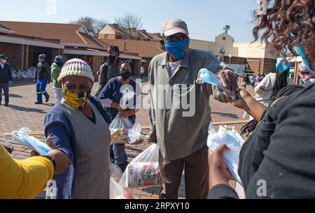 200605 -- JOHANNESBURG, 5. Juni 2020 -- Bürger erhalten am 5. Juni 2020 von Wohltätigkeitsorganisationen in Soweto, südwestlich von Johannesburg, Südafrika, Nahrungsmittel und Vorräte. Südafrika verzeichnete am Donnerstag 3.267 COVID-19-Fälle in den letzten 24 Stunden, der höchste tägliche Anstieg seit Ausbruch der Krankheit Anfang März. Die neuen Infektionen nahmen die landesweite Tally auf 40.792, sagte Gesundheitsminister Zweli Mkhize in seinem täglichen Update. SÜDAFRIKA-JOHANNESBURG-COVID-19 ChenxCheng PUBLICATIONxNOTxINxCHN Stockfoto