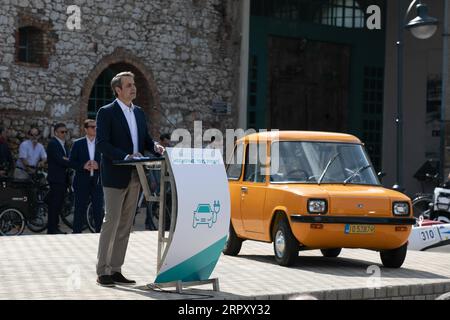 200605 -- ATHEN, 5. Juni 2020 Xinhua -- der griechische Premierminister Kyriakos Mitsotakis spricht während einer Vortragsveranstaltung zur Förderung der Elektromobilität in Athen, Griechenland, am 5. Juni 2020. Anlässlich des Weltumwelttages am Freitag stellte der griechische Premierminister Kyriakos Mitsotakis den Plan der Regierung zur Förderung der Elektromobilität vor, und das Ziel ist, bis 2030 jedes dritte neue Fahrzeug im Land elektrisch zu betreiben. Foto von Lefteris Partsalis/Xinhua GREECE-ATHENS-PM-ELECTROMOBILITÄT PUBLICATIONxNOTxINxCHN Stockfoto