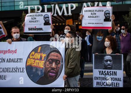 200605 -- ISTANBUL, 5. Juni 2020 Xinhua -- Menschen nehmen an einem Protest gegen die Ermordung von George Floyd in Istanbul, Türkei, 5. Juni 2020 Teil. Am Freitag hat die türkische Bevölkerung in Istanbul einen Protest gegen die Ermordung eines unbewaffneten schwarzen Mannes in den Vereinigten Staaten in der vergangenen Woche veranstaltet. Foto von Yasin Akgul/Xinhua TÜRKEI-ISTANBUL-PROTEST-TÖTUNG VON GEORGE FLOYD PUBLICATIONxNOTxINxCHN Stockfoto