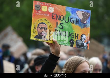 News Bilder des Tages 200605 -- FRANKFURT, 5. Juni 2020 -- Menschen nehmen an einem Protest über den Tod von George Floyd in Frankfurt am 5. Juni 2020 Teil. DEUTSCHLAND-FRANKFURT-GEORGE FLOYD-PROTEST LuxYang PUBLICATIONxNOTxINxCHN Stockfoto