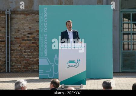 200605 -- ATHEN, 5. Juni 2020 Xinhua -- der griechische Premierminister Kyriakos Mitsotakis spricht während einer Vortragsveranstaltung zur Förderung der Elektromobilität in Athen, Griechenland, am 5. Juni 2020. Anlässlich des Weltumwelttages am Freitag stellte der griechische Premierminister Kyriakos Mitsotakis den Plan der Regierung zur Förderung der Elektromobilität vor, und das Ziel ist, bis 2030 jedes dritte neue Fahrzeug im Land elektrisch zu betreiben. Foto von Lefteris Partsalis/Xinhua GREECE-ATHENS-PM-ELECTROMOBILITÄT PUBLICATIONxNOTxINxCHN Stockfoto