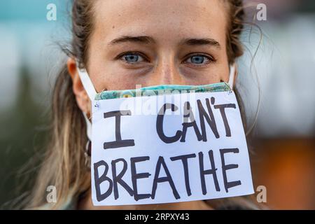 News Bilder des Tages 200605 -- ISTANBUL, 5. Juni 2020 Xinhua -- Eine Frau nimmt an einem Protest gegen die Ermordung von George Floyd in Istanbul, Türkei, 5. Juni 2020 Teil. Am Freitag hat die türkische Bevölkerung in Istanbul einen Protest gegen die Ermordung eines unbewaffneten schwarzen Mannes in den Vereinigten Staaten in der vergangenen Woche veranstaltet. Foto von Yasin Akgul/Xinhua TÜRKEI-ISTANBUL-PROTEST-TÖTUNG VON GEORGE FLOYD PUBLICATIONxNOTxINxCHN Stockfoto