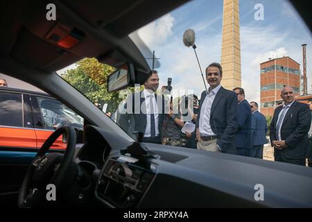 News Bilder des Tages 200605 -- ATHEN, 5. Juni 2020 Xinhua -- der griechische Premierminister Kyriakos Mitsotakis C sieht neue Elektroautos auf einer Vortragsveranstaltung in Athen, Griechenland, am 5. Juni 2020. Anlässlich des Weltumwelttages am Freitag stellte der griechische Premierminister Kyriakos Mitsotakis den Plan der Regierung zur Förderung der Elektromobilität vor, und das Ziel ist, bis 2030 jedes dritte neue Fahrzeug im Land elektrisch zu betreiben. Foto von Lefteris Partsalis/Xinhua GREECE-ATHENS-PM-ELECTROMOBILITÄT PUBLICATIONxNOTxINxCHN Stockfoto