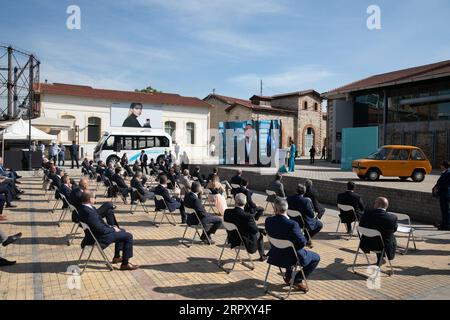 200605 -- ATHEN, 5. Juni 2020 Xinhua -- Menschen nehmen an einer Vortragsveranstaltung zur Förderung der Elektromobilität in Athen, Griechenland, am 5. Juni 2020 Teil. Anlässlich des Weltumwelttages am Freitag stellte der griechische Premierminister Kyriakos Mitsotakis den Plan der Regierung zur Förderung der Elektromobilität vor, und das Ziel ist, bis 2030 jedes dritte neue Fahrzeug im Land elektrisch zu betreiben. Foto von Lefteris Partsalis/Xinhua GREECE-ATHENS-PM-ELECTROMOBILITÄT PUBLICATIONxNOTxINxCHN Stockfoto