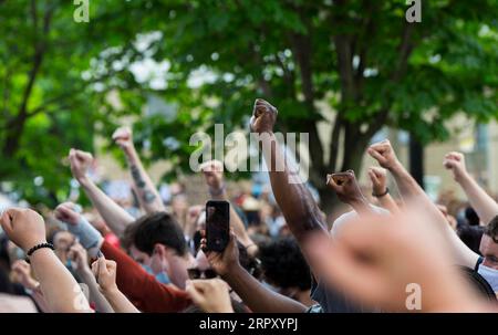 200606 -- TORONTO, 6. Juni 2020 -- Menschen nehmen an einem Anti-Rassismus-Protest in Toronto, Kanada, am 6. Juni 2020 Teil. Tausende Demonstranten versammelten sich hier am Samstag, um gegen Rassismus zu protestieren. Foto von /Xinhua CANADA-TORONTO-ANTI-RASSISMUS-PROTEST ZouxZheng PUBLICATIONxNOTxINxCHN Stockfoto