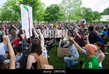 200606 -- TORONTO, 6. Juni 2020 -- Menschen nehmen an einem Anti-Rassismus-Protest in Toronto, Kanada, am 6. Juni 2020 Teil. Tausende Demonstranten versammelten sich hier am Samstag, um gegen Rassismus zu protestieren. Foto von /Xinhua CANADA-TORONTO-ANTI-RASSISMUS-PROTEST ZouxZheng PUBLICATIONxNOTxINxCHN Stockfoto