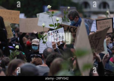 200607 -- BRÜSSEL, 7. Juni 2020 -- Menschen nehmen an einem Protest über den Tod von George Floyd in der Nähe des Justizpalastes in Brüssel, Belgien, am 7. Juni 2020 Teil. BELGIEN-BRÜSSEL-PROTEST ZhengxHuansong PUBLICATIONxNOTxINxCHN Stockfoto