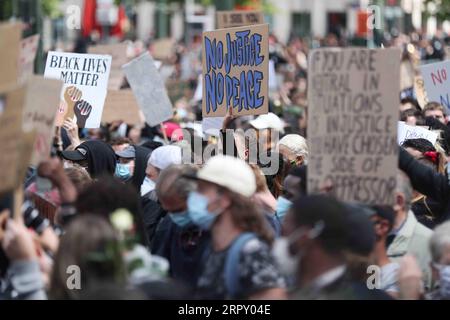 200607 -- BRÜSSEL, 7. Juni 2020 -- Menschen nehmen an einem Protest über den Tod von George Floyd in der Nähe des Justizpalastes in Brüssel, Belgien, am 7. Juni 2020 Teil. BELGIEN-BRÜSSEL-PROTEST ZhengxHuansong PUBLICATIONxNOTxINxCHN Stockfoto