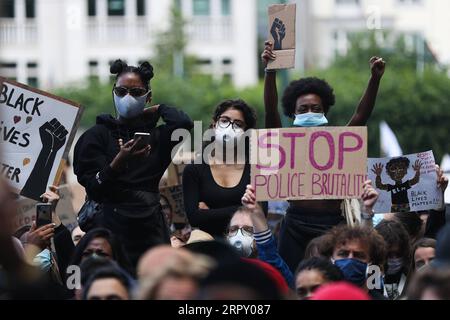 200607 -- BRÜSSEL, 7. Juni 2020 -- Demonstranten nehmen am 7. Juni 2020 in Brüssel, Belgien, an einem Black-Lives-Matter-Protest Teil. Tausende von Menschen schlossen sich am Sonntag einem Black Lives Matter Protest über den Tod von George Floyd vor dem Justizpalast in Brüssel in Belgien an. BELGIEN-BRÜSSEL-SCHWARZ LEBT MATERIE-PROTEST ZHENGXHUANSONG PUBLICATIONXNOTXINXCHN Stockfoto