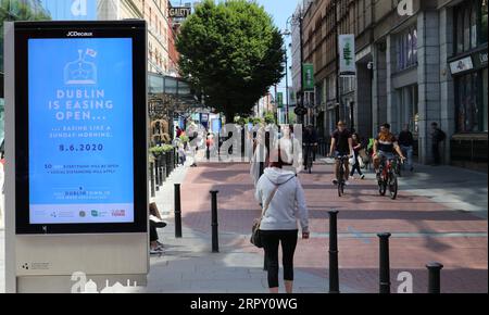 200609 -- DUBLIN, 9. Juni 2020 Xinhua -- Menschen gehen entlang einer Straße in Dublin, Irland, 8. Juni 2020. Mehr Unternehmen und öffentliche Einrichtungen in Irland wurden am Montag wieder eröffnet, als das Land am ersten Tag der Phase 2 der Wiedereröffnung von Gesellschaft und Wirtschaft teilnahm. Xinhua IRELAND-DUBLIN-COVID-19-RESTRIKTIONEN PUBLICATIONxNOTxINxCHN Stockfoto